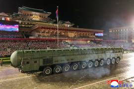 El nuevo misil balístico intercontinental, el Hwasong-20, durante un desfile militar para conmemorar el 80 aniversario de la fundación del gobernante Partido de los Trabajadores, en Pyongyang, Corea del Norte.