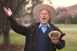 En esta imagen extraída de un vídeo, Joseph McGrail-Bateup demuestra el poder de su voz en Canberra, tras ser reconocido por el Libro Guinness de los Récords como la persona que habla más alto del mundo.
