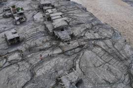 Una imagen tomada con un dron muestra a rescatistas inspeccionando la zona y las estructuras dañadas tras recientes inundaciones repentinas a orillas del río Trishuli, en la zona de Devighat, Nepal.