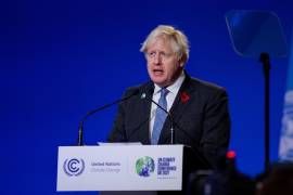 Boris Johnson, primer ministro del Reino Unido, pronuncia un discurso durante las conversaciones sobre el clima de la COP26 en Glasgow, Escocia. EFE/EPA/Emely Macinnes