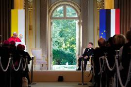 El papa León XIV (a la izquierda) habla durante una declaración conjunta con el presidente francés, Emmanuel Macron, en el Palacio del Elíseo.