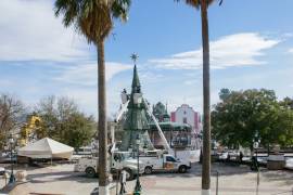 Trabajadores comenzaron a instalar las decoraciones.