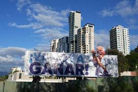 Espectacular promocionando al candidato presidencial de Honduras, Nasry Asfura. FOTO: AP/ Moises Castillo