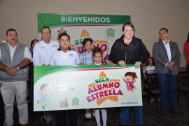 Entrega Tita becas a ‘Alumnos Estrella’ en Ramos Arizpe