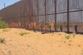 En el muro que divide a México y Estados Unidos, en la zona de Ciudad Juárez en Chihuahua, se observan varios tramos donde la malla ha sido cortada, parchada y vuelta a cortar para el cruce de migrantes.