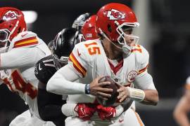 La defensa de Kansas City fue clave al detener dos intentos de anotación de los Falcons en la zona roja.