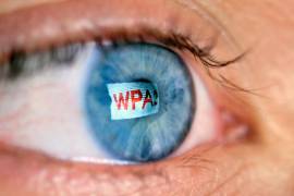 FotografÌa del reflejo del logotipo de WPA2 en el iris de una persona.