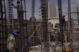 Obreros trabajan bajo el sol en medio de mucho calor en un sitio de construcción en la ciudad de Veracruz, México, el 17 de junio de 2024. FOTO: