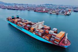 Un buque de carga parte de un puerto en Qingdao en la provincia de Shandong, China. Los envíos de mercancías chinas a Estados Unidos cayeron un 21 % en abril, por los aranceles impuestos por Trump.