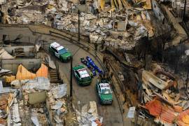 La policía recupera los cuerpos de las personas fallecidas tras los incendios forestales que arrasaron viviendas cerca de Lirquen, Chile, el domingo 18 de enero de 2026.