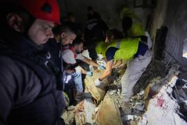 Rescatistas buscan víctimas en un apartamento destruido alcanzado por un ataque aéreo israelí en la ciudad portuaria de Sidón, en el sur de Líbano.