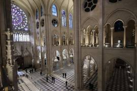 Vista general del Interior de la Catedral de Notre-Dame tras la restauración. Cinco años después, París recupera a su icónica catedral.