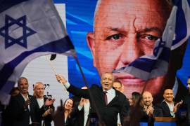Gadi Eisenkot, líder del partido Yashar, ondea una bandera israelí tras la publicación de los primeros resultados de la encuesta a pie de urna en las elecciones generales de Israel en Tel Aviv, Israel.