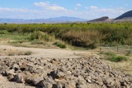 Parte de un sistema de diques se observa a lo largo del Río Grande cerca de Presidio, Texas, el 15 de abril de 2026.