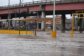 La corriente cubrió parte de las vialidades en distintos sectores de Monclova, donde el escurrimiento proveniente de los cerros provocó las mayores afectaciones.