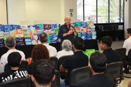 Autoridades de la UTRCC realizaron la entrega simbólica del donativo recaudado durante la campaña Pañatón 2026 ante el DIF Coahuila.