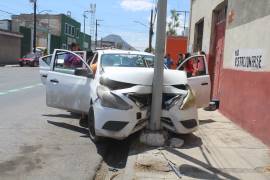 Una médica que transitaba por el sector intervino de inmediato para auxiliar al joven conductor, brindándole atención mientras llegaban los cuerpos de emergencia al sitio del percance.