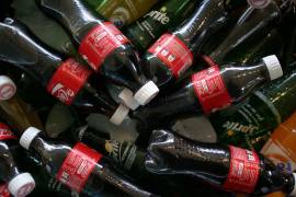 En la imagen, un puesto ambulante tiene a la venta uno de los productos de mayor venta en el mercado de bebidas azucaradas, Coca-Cola.