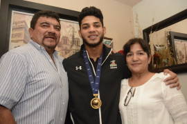 El pelotero campeón del mundo Fabricio Macías llega a Saltillo entre aplausos y felicitaciones de parte de su familia
