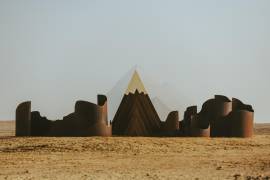Instalación artística ‘Treasures’ del artista emiratí Azza al-Qubaisi en exhibición en la tercera edición de la exposición ‘Forever is Now’ en la meseta de las Pirámides de Giza, Egipto.