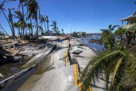 Una carretera y edificios se derrumbaron tras el paso del huracán Ian en Matlacha Isles, Florida.