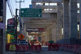 Vialidades cerradas y un incremento significativo en el tráfico vehicular se reporta este viernes hacia el Aeropuerto Internacional de Monterrey.