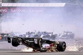 Guanyu Zhou de Alfa Romeo Racing protagoniza accidente al inicio del GP de Gran Bretaña.