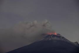 Fotografía del volcán Popocatépetl en actividad, la madrugada del 17 de mayo de 2023, en el poblado en San Mateo Ozolco, Puebla (México).