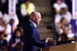 El senador demócrata de Arizona Mark Kelly habla en la última noche de la Convención Nacional Demócrata (DNC) en el United Center en Chicago, Illinois.