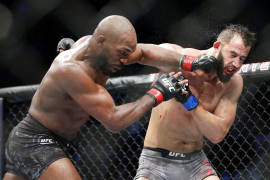 Jon Jones mantiene su reinado en la UFC con polémica