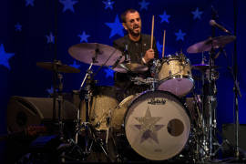 Deleita el ex Beatle Ringo Starr a miles de fans en el Radio City Music Hall