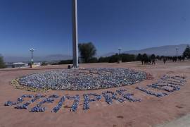 Scouts forman ‘La flor de lis de latas más grande de Coahuila’