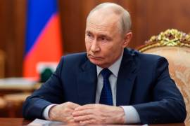 El presidente ruso, Vladimir Putin, escucha al gobernador de la región de Pskov, Mikhail Vedernikov, en el Kremlin de Moscú, el jueves 10 de septiembre de 2026.