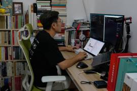Fei Zhaojun, quien fuera ingeniero de software, trabaja en la computadora de su residencia, el 13 de julio de 2026, en Beijing.
