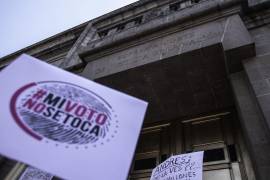 Asistentes de la marcha colocaron flores frente a la Suprema Corte de Justicia de la Nación (SCJN).