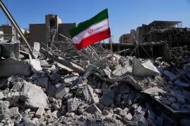 Una bandera iraní se coloca entre las ruinas de una comisaría atacada el lunes durante la campaña militar estadounidense-israelí en Teherán, Irán, el martes 3 de marzo de 2026.