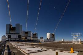 Esta foto, tomada con una larga exposición y publicada por el Observatorio Europeo Austral (ESO) el 10 de noviembre de 2025, muestra cuatro láseres en el Observatorio Paranal de la ESO, cada uno lanzado desde uno de los cuatro telescopios de ocho metros en el lugar de Taltal, Chile. (A. Berdeu/Observatorio Europeo Austral vía AP)