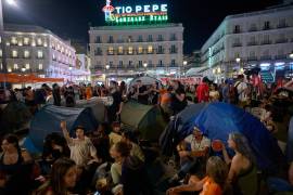 Varias personas instalaron tiendas de campaña en la Plaza Sol de Madrid, España durante una protesta para exigir leyes más estrictas que protejan a los inquilinos, el sábado 26 de septiembre de 2026.