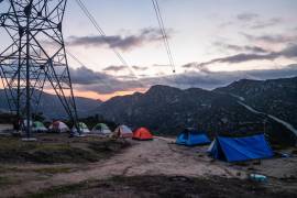 Un campamento para solicitantes de asilo que llegan cerca del muro fronterizo en un desierto rural cerca de Campo, California.
