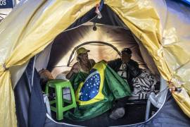 Los seguidores del presidente Jair Bolsonaro en una tienda de campaña frente a la sede del Ejército dos días antes de la transferencia del poder en Brasilia, Brasil, el 31 de diciembre de 2022. (Dado Galdieri/The New York Times).