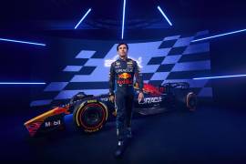El mexicano Sergio Perez posa, durante el lanzamiento de la temporada RB20 de Red Bull Racing 2024 en Londres, Reino Unido.