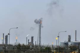 La refinería petrolera Mina Al-Ahmadi opera en Kuwait, el 20 de marzo de 2026.