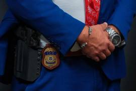 En la imagen se ve la placa de un agente del Servicio de Inmigración y Control de Aduanas (ICE) durante una feria de contratación de la agencia, el 26 de agosto de 2025, en Arlington, Texas.