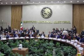 Arremeten AMLO y Anaya contra el INE