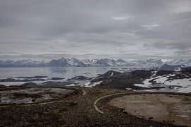 Zona montañosa y costera de Groenlandia, región que Trump afirma debe permanecer bajo dominio estadounidense.