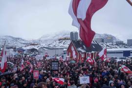 Gente protesta contra la estrategia de Donald Trump hacia Groenlandia ante el consulado estadounidense en Nuuk, Groenlandia. FOTO: