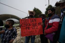 Exigencia. Campesinos aprovecharon la visita de Obrador para solicitarle apoyos.