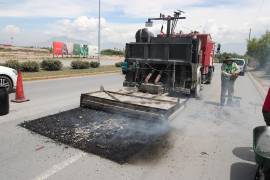 Se utiliza maquinaria especializada con tecnología de calor para la reparación.