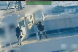 Imagen de un video publicado en la cuenta X de la Fiscal General Pam Bondi, y parcialmente censurada por la fuente, de un petrolero siendo incautado por fuerzas estadounidenses frente a las costas de Venezuela.