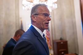 El líder de la mayoría del Senado, el republicano John Thune, habla con los periodistas antes de la votación sobre el paquete de financiación para la aplicación de las leyes de inmigración, en el Capitolio.